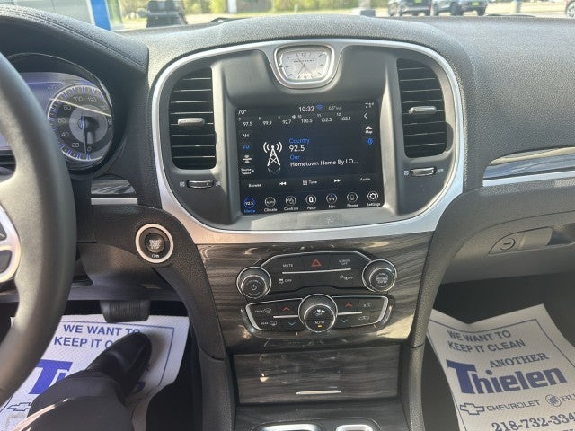 2022 Chrysler 300 Touring L