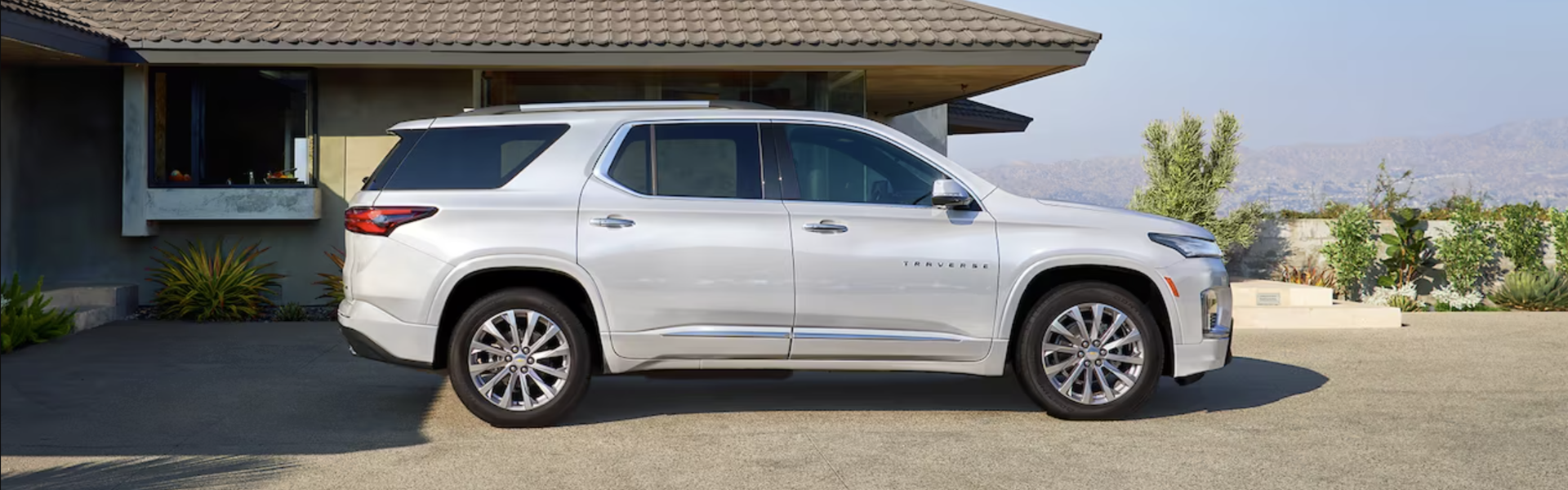 2024 Chevrolet Traverse in white side view